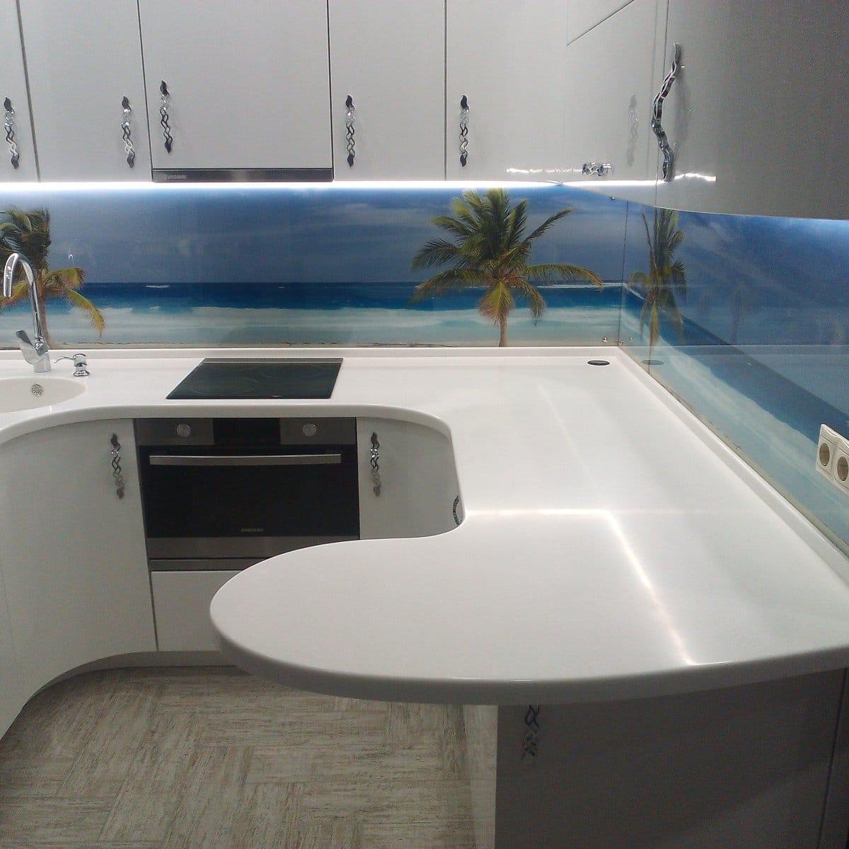 Радиусная столешница из акрила