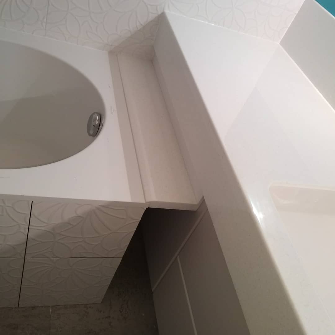 Столешница и обрамление ванны из акрила. Максимальная гигиена в зоне повышенной влажности.