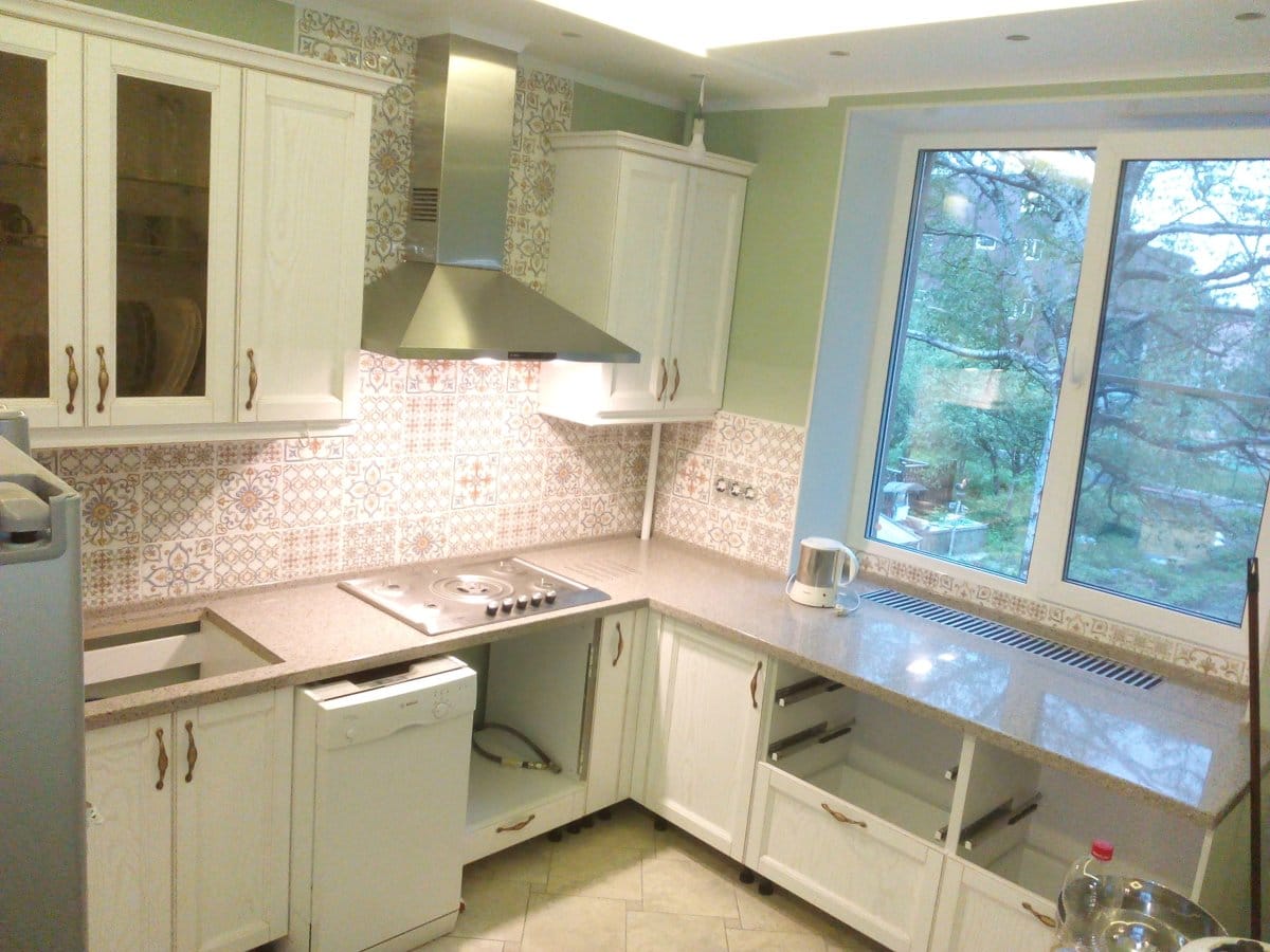 Столешница с переходом на подоконник с встроенной вентиляционной решеткой