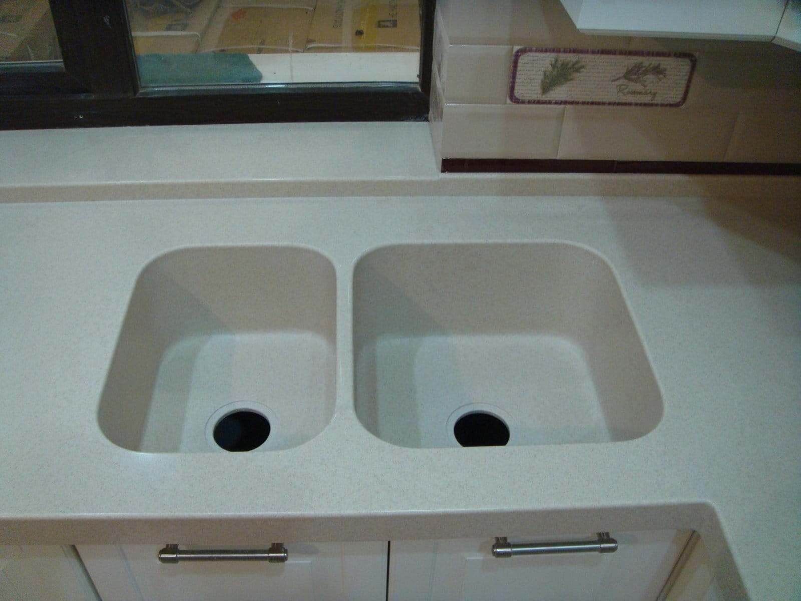 Столешница из акрилового камня с интегрированной мойкой