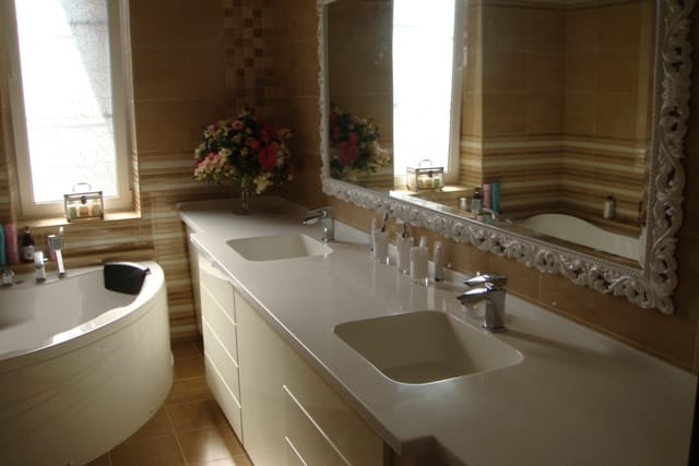 Столешница из искусственного камня в ванную комнату